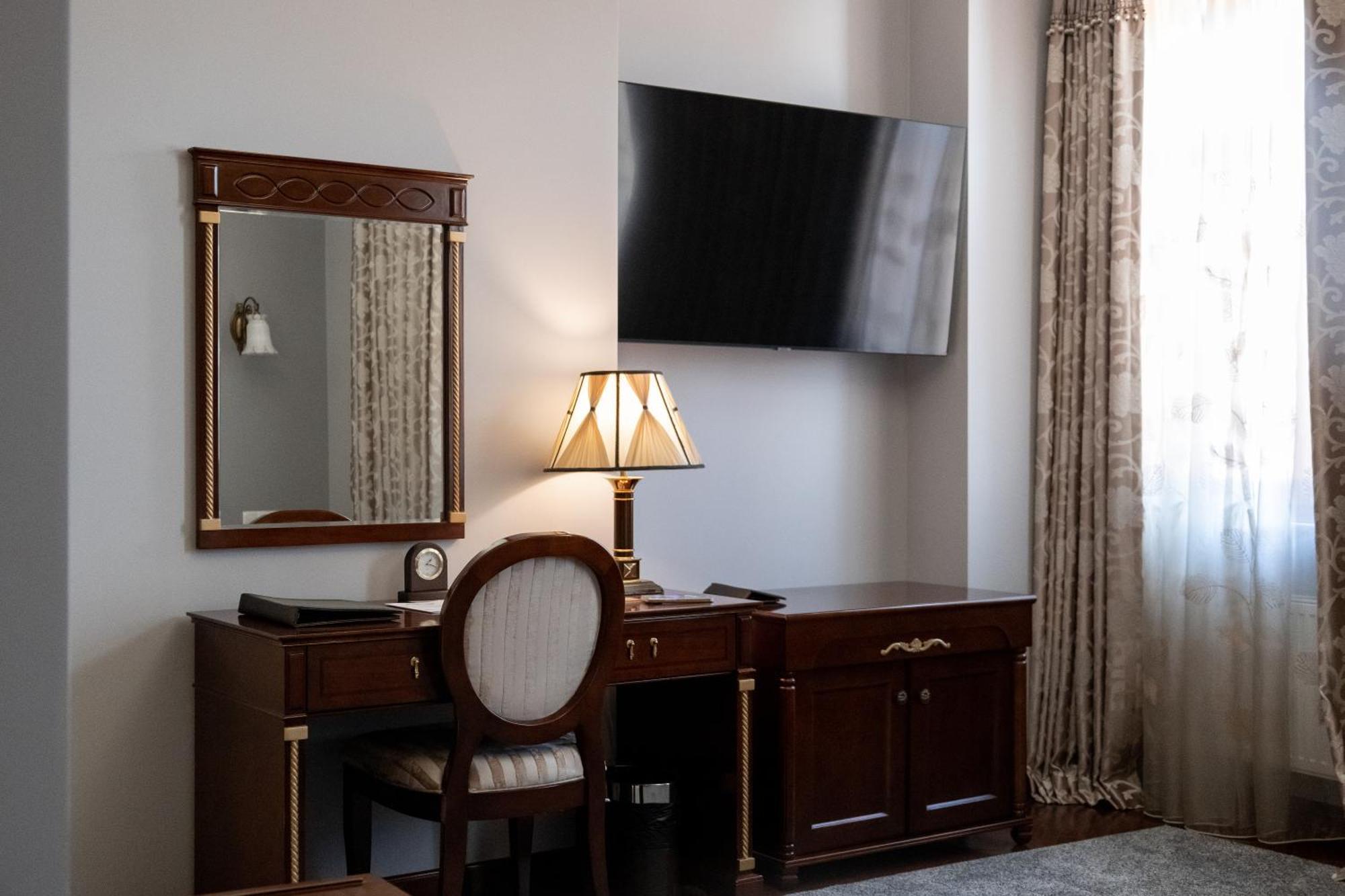 Allureinn Hotel And Spa Tsjernivtsi Eksteriør bilde