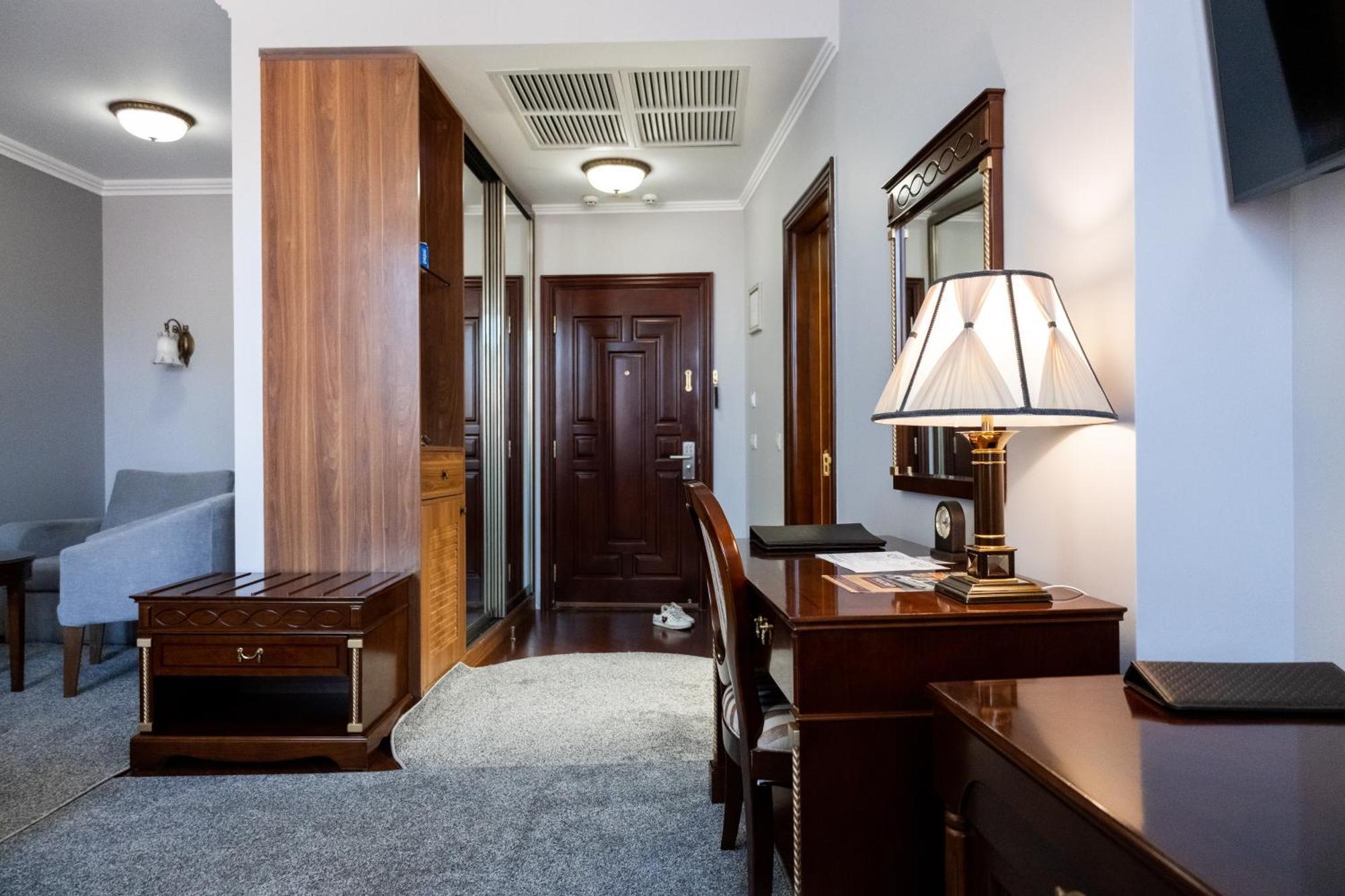 Allureinn Hotel And Spa Tsjernivtsi Eksteriør bilde