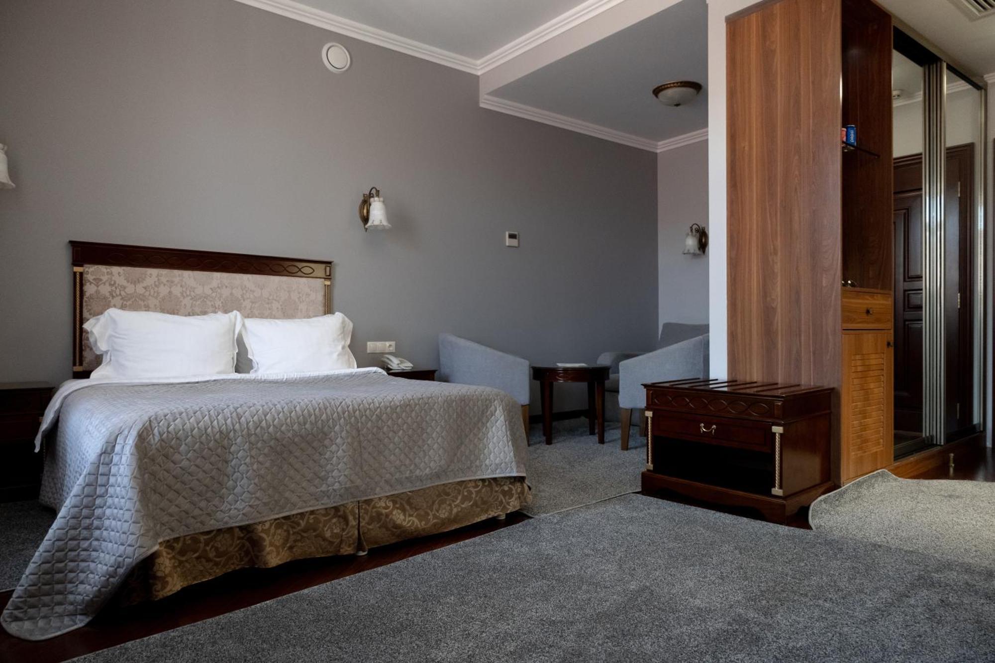Allureinn Hotel And Spa Tsjernivtsi Eksteriør bilde