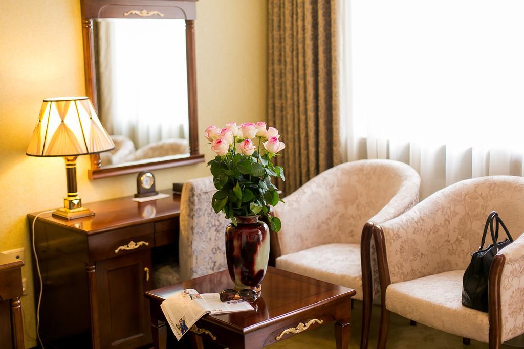 Allureinn Hotel And Spa Tsjernivtsi Eksteriør bilde